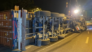 Bakırköy'de alt geçide takılan tır devrildi 