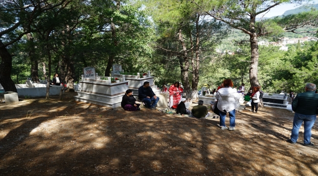 Balıkesir'deki Tahtacı Türkmenleri mezarlıkta Hıdırellez geleneğini yaşatıyor