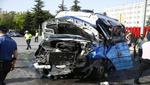 Başkentte yolcu minibüsü ile otomobilin çarpışması sonucu 20 kişi yaralandı