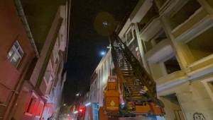 Bayrampaşa'da 5 katlı binanın çatısında çıkan yangın söndürüldü 
