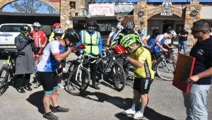 Bisikletlilerin Selanik'ten Samsun'a taşıdığı "Ata toprağı" Karabük'e ulaştı