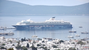 Bodrum'a gelen Malta bayraklı kruvaziyerden inen turistler, çarşıdaki hareketliliği artırdı 