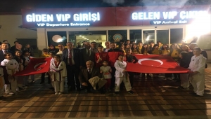 Brezilya'da altın madalya kazanan tekvandocu Merve Yazıcı, Samsun'da çiçeklerle karşılandı