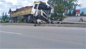 Burdur'da aydınlatma direğine çarpan tırı kullandığı öne sürülen çocuk yaralandı