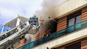 Burdur'da yangın çıkan evde mahsur kalan 3 kişiyi itfaiye ekipleri kurtardı