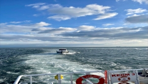 Burgazada açıklarında sürüklenen tekne Küçükyalı'ya yanaştırıldı