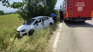 Bursa'da ağaca çarpan otomobildeki 4 kişi yaralandı
