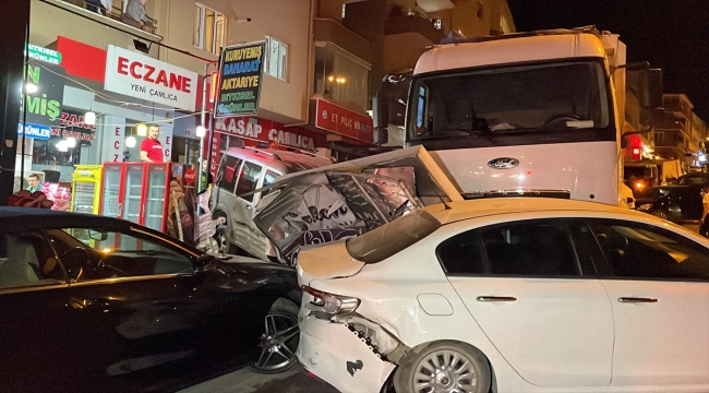 Bursa'da freni boşalan kamyon park halindeki 9 araca çarptı