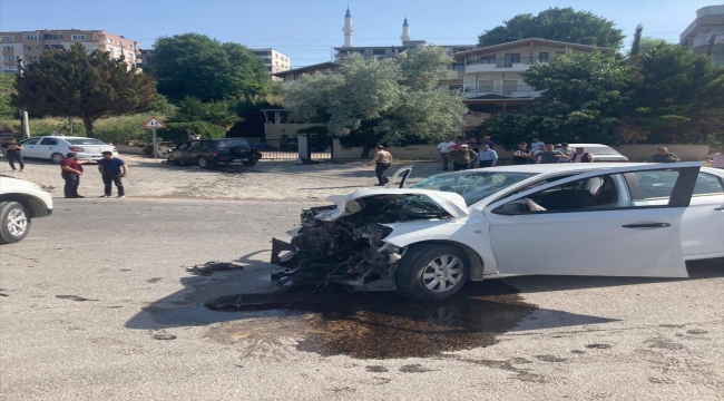 Bursa'da iki otomobilin çarpıştığı kazada 6 kişi yaralandı