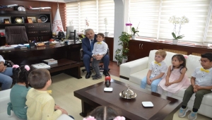 Bursa'da öğrenciler maskelerden yaptıkları çelenkle sağlık çalışanlarına teşekkür etti