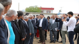 CHP'li Ağbaba, Diyarbakır'da partisine katılanlara rozet taktı: