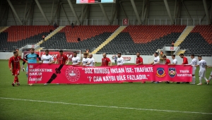 Çorum'da futbolcular trafik kazalarına pankartla dikkati çekti