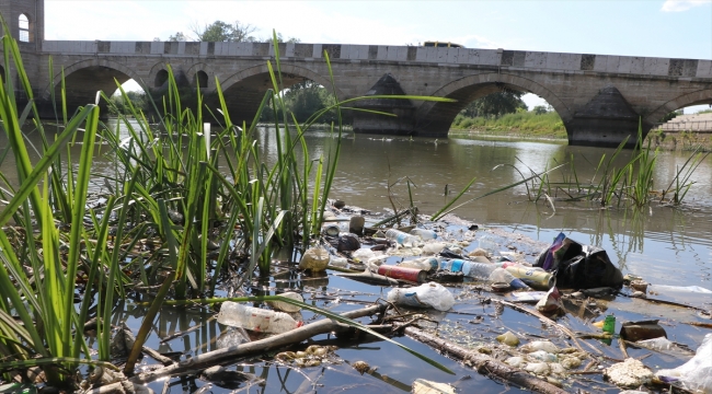 Debisi düşen Tunca'da, nehre atılan çöpler görünür hale geldi 