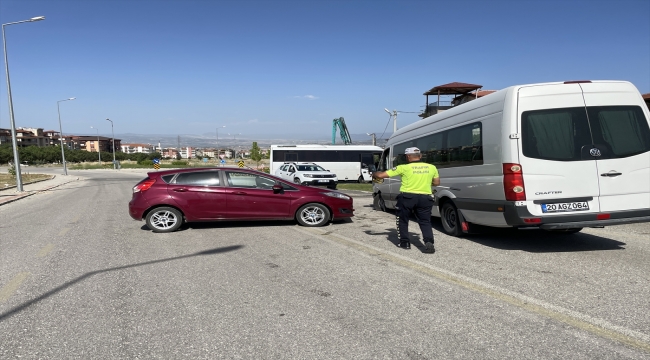 Denizli'de öğrenci servisiyle otomobilin çarpıştığı kazada 5 kişi yaralandı