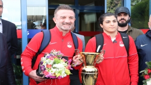 Dünya şampiyonu Busenaz Sürmeneli, memleketi Trabzon'da coşkuyla karşılandı: