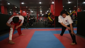 Dünya şampiyonu kick boksçu kardeşiyle şampiyonalara hazırlanıyor