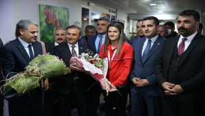 Dünya şampiyonu milli boksör Hatice Akbaş, memleketi Malatya'da coşkuyla karşılandı: