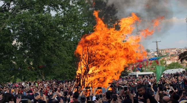 Edirne'de Kakava ateşi binlerce kişinin katılımıyla yakıldı