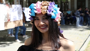 Edirne'de mimarlık öğrencileri kartondan yaptıkları kıyafetleri sergiledi