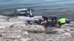 Eğirdir Gölü'ne devrilen otomobildeki 2 kişi yaralandı