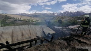 Erzincan'da odunlukta çıkan yangın hasara neden oldu 