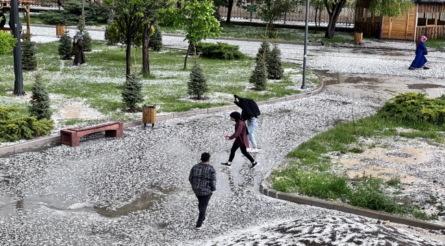 Erzurum'da aniden bastıran dolu vatandaşlara zor anlar yaşattı