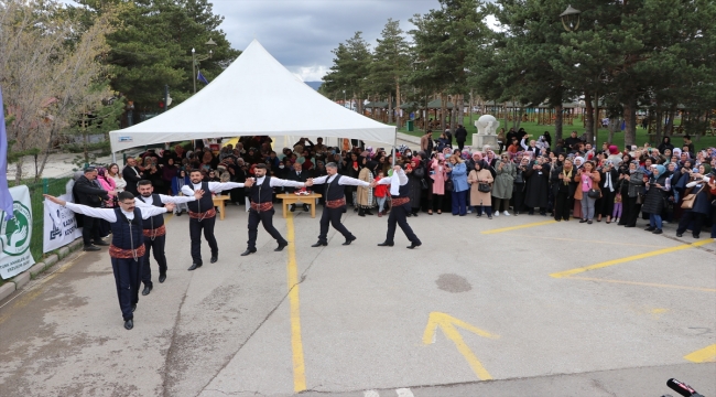 Erzurum'da anneler günlerini halaylarla şenlik havasında kutladı