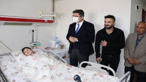 Erzurumlu "kahraman baba" hayatını kurtardığı küçük kızla hastanede buluştu