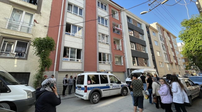 Eskişehir'de cam silerken apartman boşluğuna düşen genç kız hayatını kaybetti