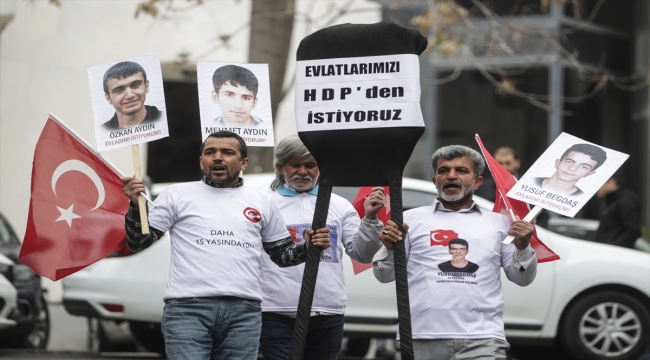 Evlat nöbeti tutan babalar, HDP Genel Merkezi'ne siyah çelenk bıraktı 