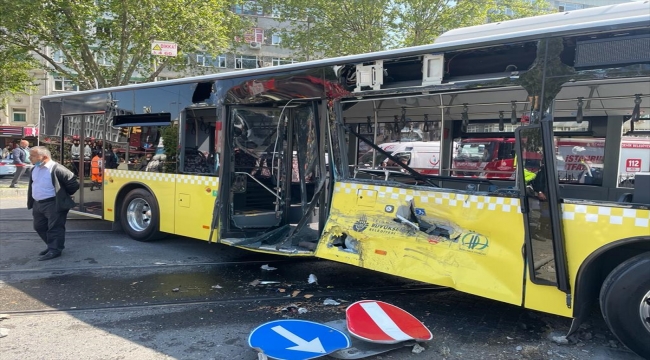 Fatih'te tramvay ile İETT otobüsü çarpıştı 