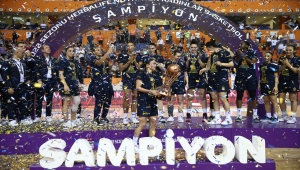 Fenerbahçe Safiport şampiyonluk kupasını aldı