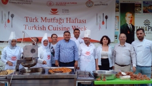Fethiye'de "Türk Mutfağı Haftası" açılışında turistlere lokma ve şerbet ikramı