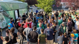 Frutti Extra Bursasporlu taraftarlar, ULEB Avrupa Kupası'nda ikinci olan takımlarını karşıladı