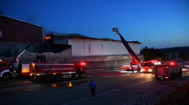 Gaziantep'te fabrikada çıkan yangına müdahale ediliyor