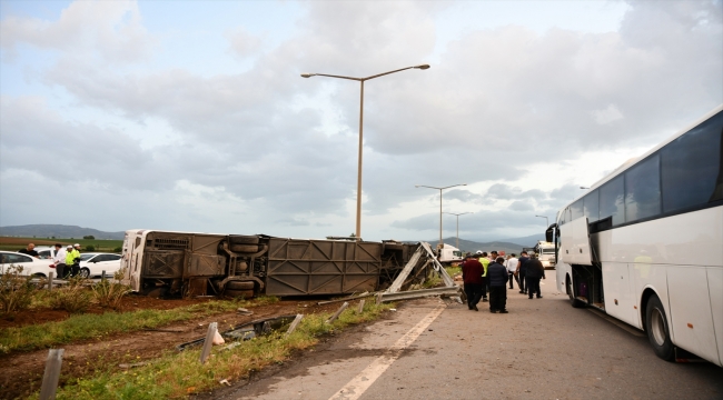 Gaziantep'te yolcu otobüsü ile tırın çarpışması sonucu 14 kişi yaralandı