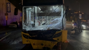 Gaziosmanpaşa'da otomobille İETT otobüsü çarpıştı, 1 kişi öldü, 4 kişi yaralandı