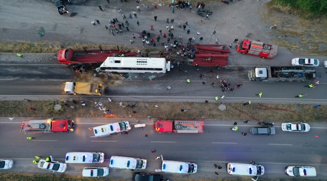 GÜNCELLEME - Manisa'da işçi otobüsüyle kamyonun çarpışması sonucu 1 kişi öldü, 29 kişi yaralandı