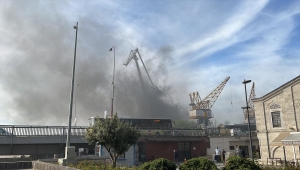 Haliç Tersanesi'nde çıkan yangın itfaiye ekiplerince söndürüldü