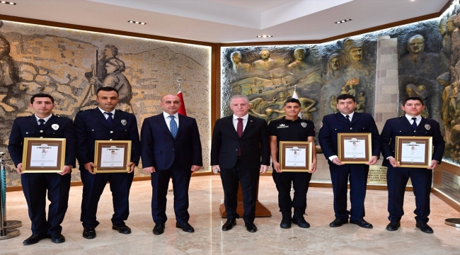 İçişleri Bakanı Soylu, Gaziantep'te "sahte bomba düzenekli eylem"e müdahale eden polisleri ödüllendirdi: