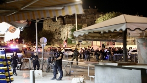 İşgal altındaki Doğu Kudüs'te bir İsrail polisinin bıçaklı saldırıya uğradığı açıklandı