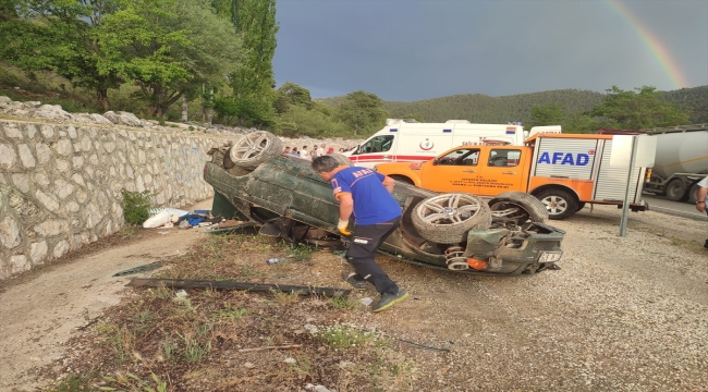Isparta-Antalya kara yolunda otomobilin takla atması sonucu 3 kişi yaralandı