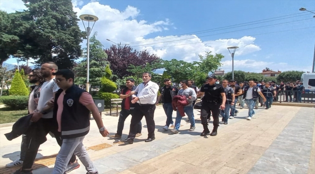 İzmir'de 69 kişinin gözaltına alındığı uyuşturucu operasyonunda 32 tutuklama