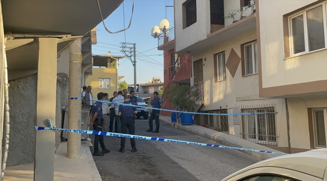 İzmir'de bıçakla karısını öldüren, kayınvalidesini yaralayan şüpheli kaçtı
