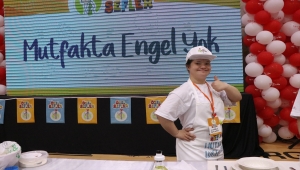 İzmir'de "özel şefler" yemek yarışmasında hünerlerini sergiledi