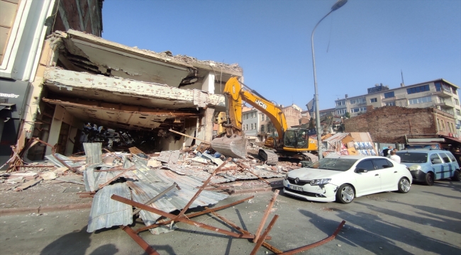 Kadıköy'de boş binanın yıkımı sırasında çökme meydana geldi 