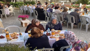 Kadıköy'de cami avlusunda Anneler Günü kahvaltısı 