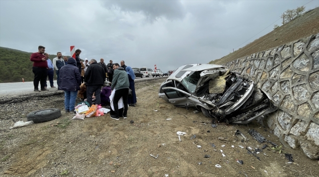 Kahramanmaraş'ta devrilen otomobildeki 3 kişi yaralandı