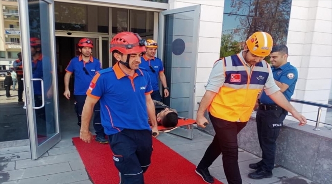 Kahramanmaraş'ta itfaiye ekipleri, tatbikat esnasında çıkan yangında yaşlı kadın ve kızını kurtardı
