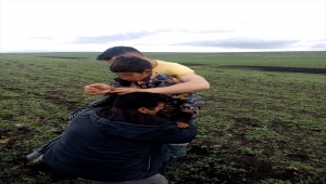 Kars'ta arife günü kırsalda kaybolan çocuk bir kayanın dibinde uyurken bulundu